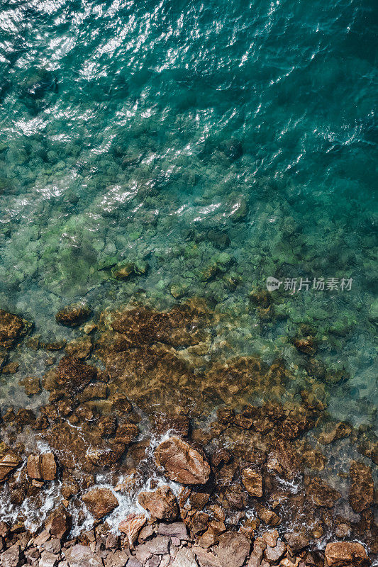 鸟瞰爱琴海的岩石海岸线