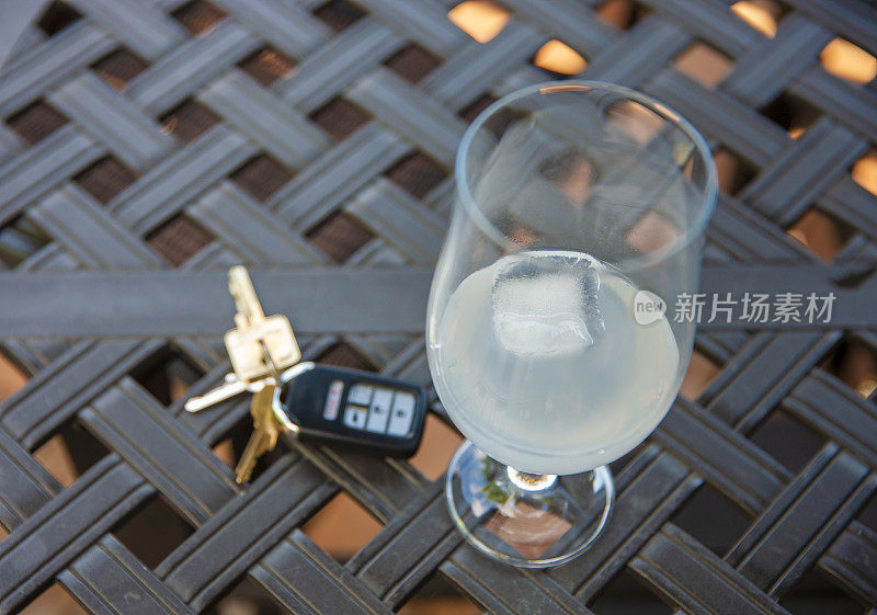酒精饮料和车钥匙