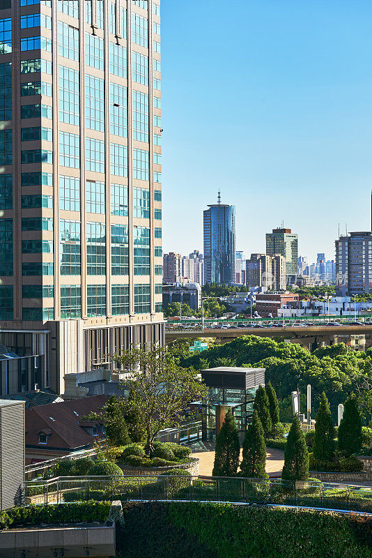 现代建筑和屋顶花园