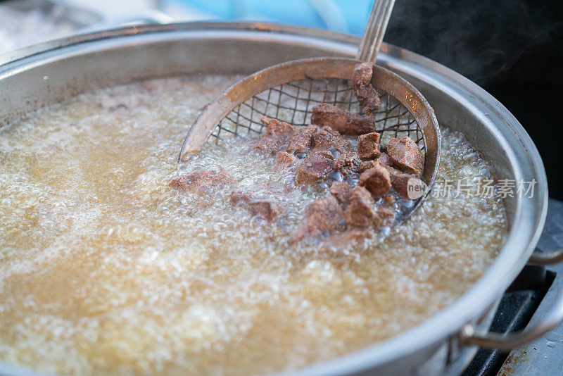烤过的牛肝被切成片，放在锅里加面粉的热油里煮熟。