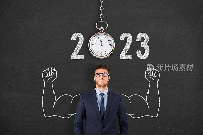 2023年新年概念倒计时钟在人类头上的黑板背景
