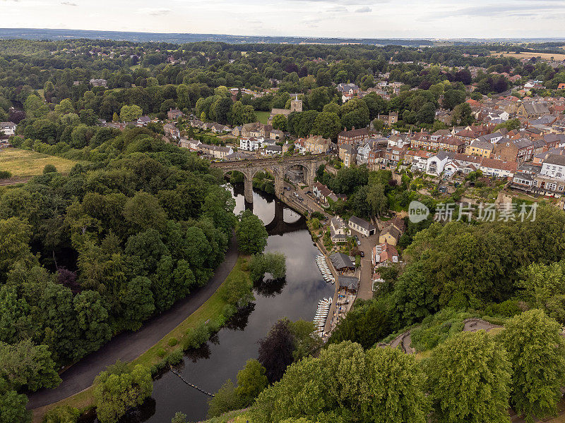 Nidd河和Knaresborough的铁路高架桥鸟瞰图，英格兰，英国，北约克郡。用0级无人机拍摄的