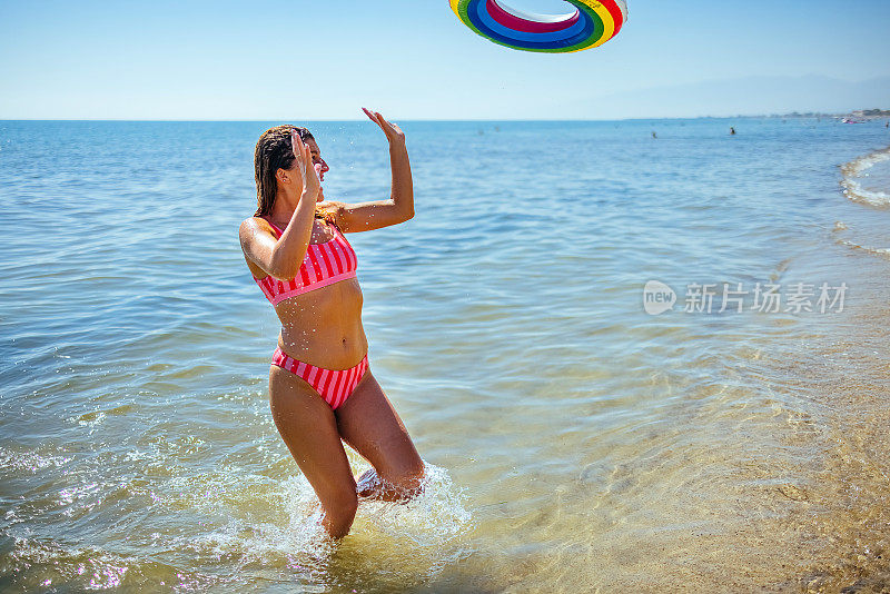 度假的女人在海滩上玩耍