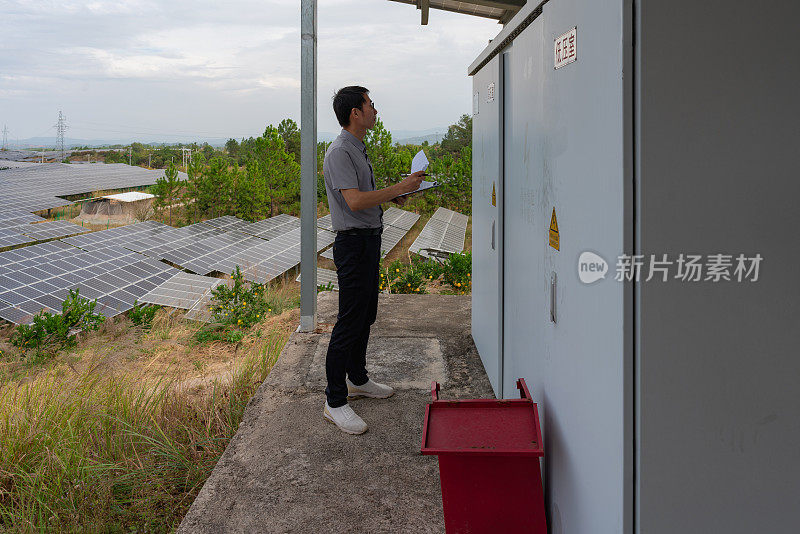 男技术员在检查太阳能发电厂的电力设施