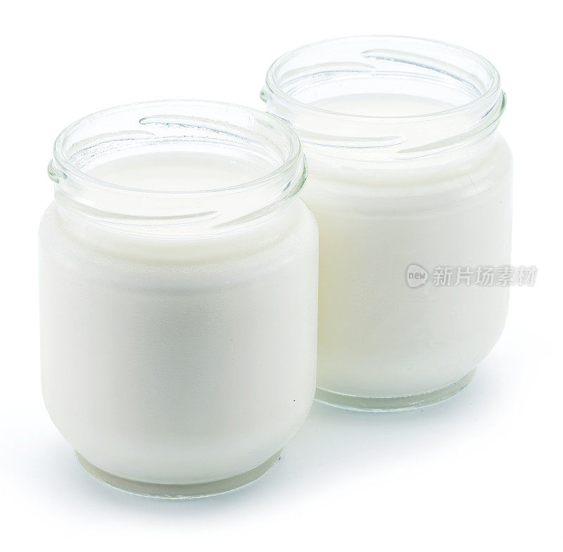 两罐自制有机酸奶，白色背景。