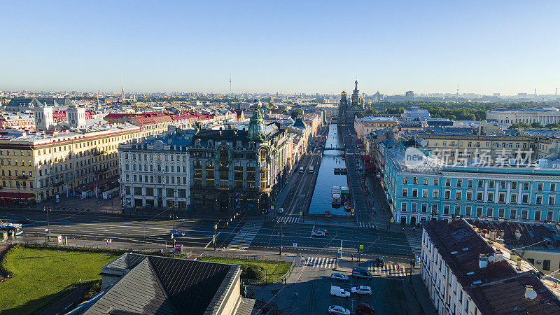 在阳光明媚的夏日黎明，无人机直飞，俯瞰历史名城圣彼得堡的河道、主街、喀山大教堂