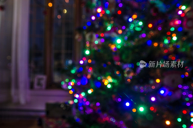 散焦的圣诞树彩灯
