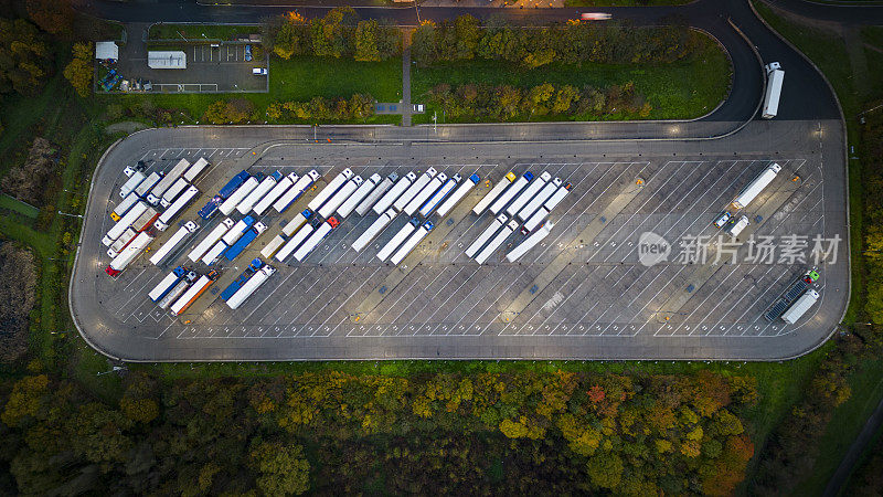 停车场上的卡车-鸟瞰图