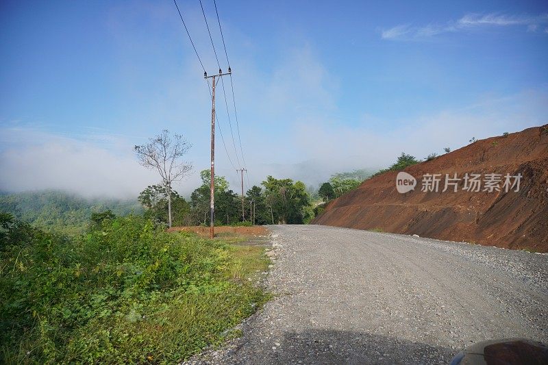 在碎石路上开车