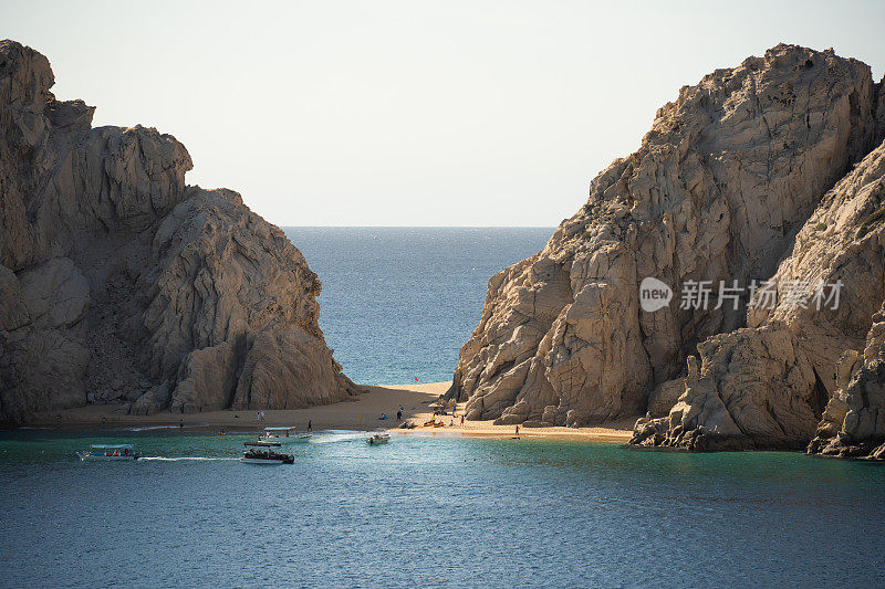 情人海滩和离婚海滩在卡波圣卢卡斯在墨西哥西海岸的下哈半岛之间的科尔特斯海和太平洋之间的一个阳光明媚的日子，平静的水域