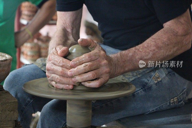 古巴-特立尼达-陶艺家谁与粘土工作