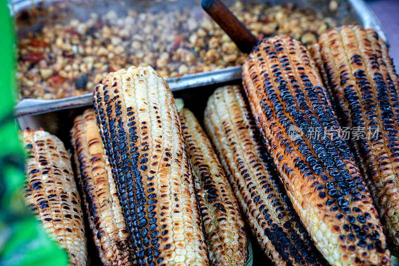 墨西哥北下加利福尼亚蒂华纳的街头食品市场摊位上的烤玉米棒子，热，新鲜，随时可以供应