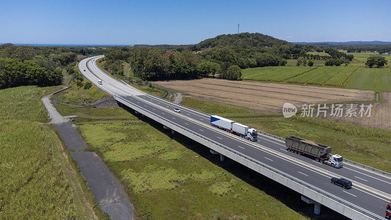 在泛滥平原和河流上的公路桥