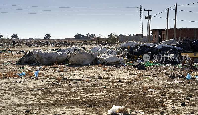 垃圾和垃圾，塑料，纸张，玻璃，残余废物，在突尼斯郊区