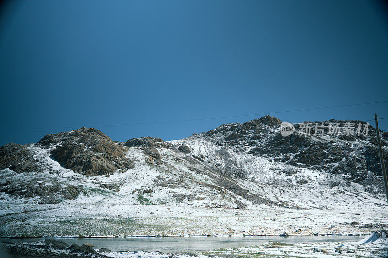 阿拉贝尔高原上白雪皑皑的山峰和融化的湖泊