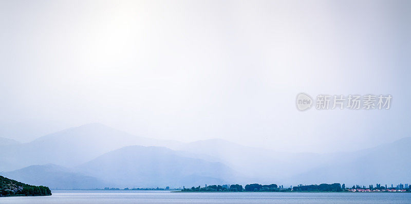 雨落在湖边的一个山村