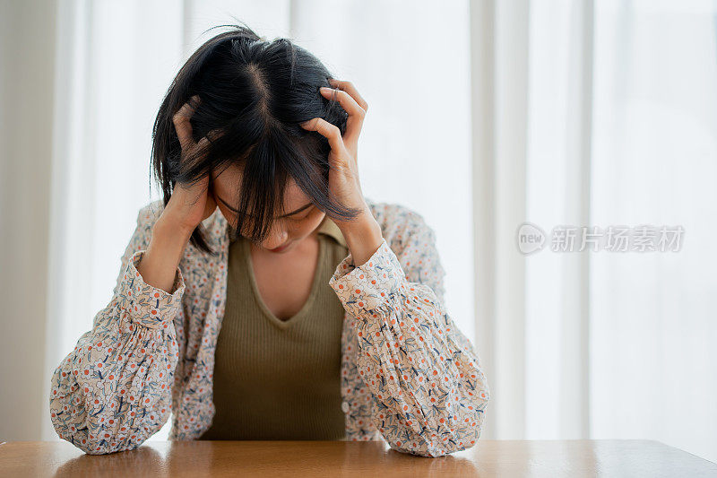 一位亚洲女性患有抑郁症和焦虑症。她的精神状态很虚弱。