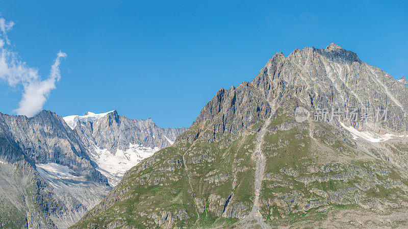 瑞士阿尔卑斯山的山峰和蓝天