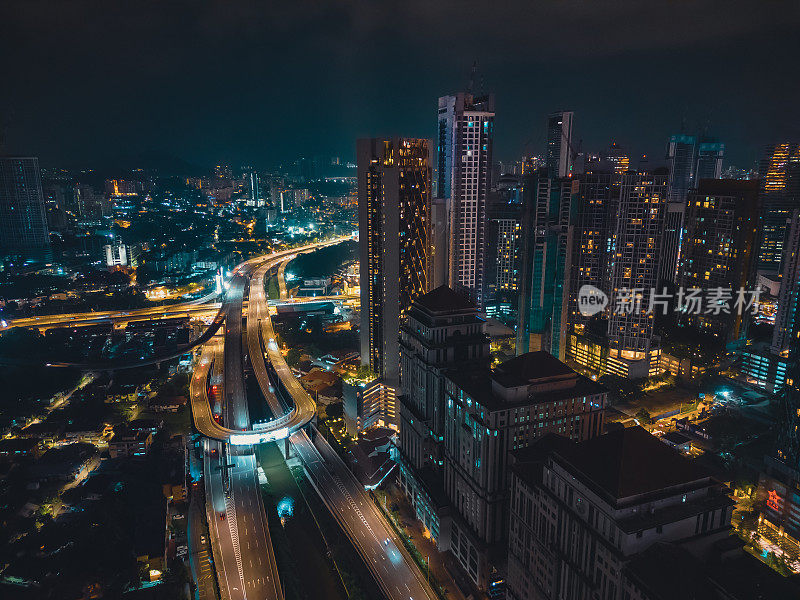 无人机查看吉隆坡夜间城市景观