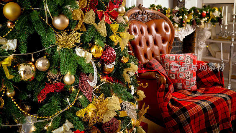 新年早晨，客厅里装饰着美丽的圣诞树。寒假背景或背景。