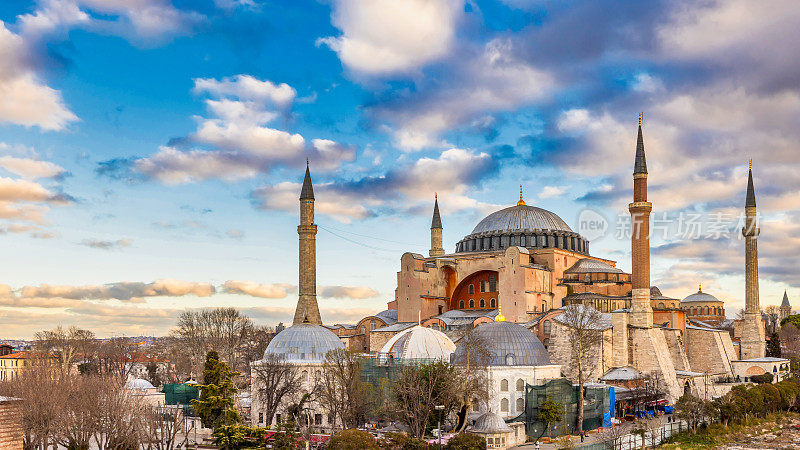 圣索菲亚大教堂圆顶和尖塔在伊斯坦布尔老城区Turkiye，伊斯坦布尔苏丹艾哈迈德区，圣索菲亚大教堂Ayasofya在苏丹艾哈迈德，圣索菲亚大教堂著名的拜占庭清真寺与圆顶，土耳其。