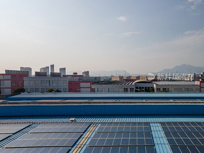 太阳能电池板安装在工厂的屋顶上