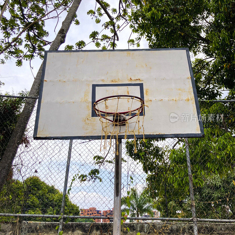 生锈的篮球板和损坏的篮筐