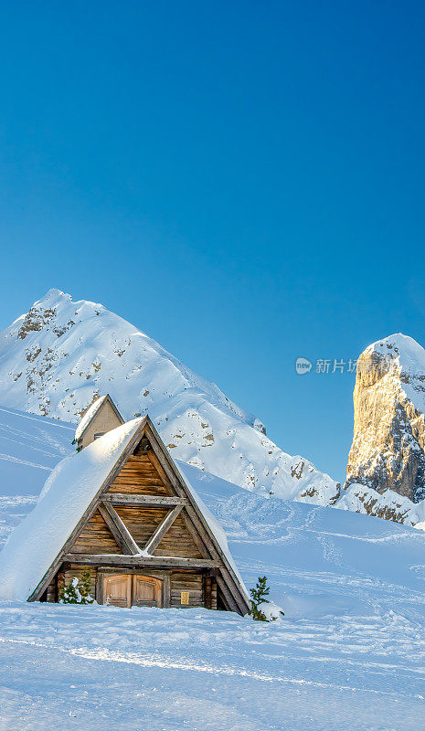 在冬天被雪覆盖的山谷中间的木屋