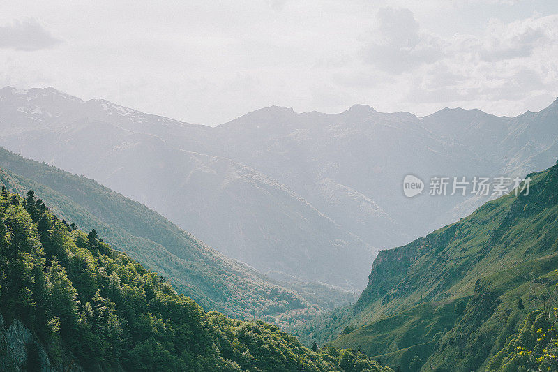 清晨阳光下葱郁的山坡和群山