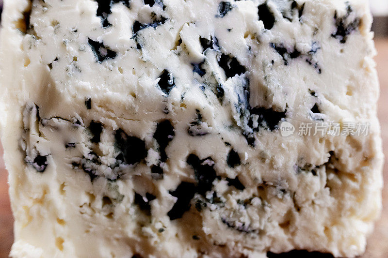 法国蓝纹干酪(roquefort)的微距特写，味道浓烈，易碎，略带湿润，带有独特的蓝色霉菌纹理。