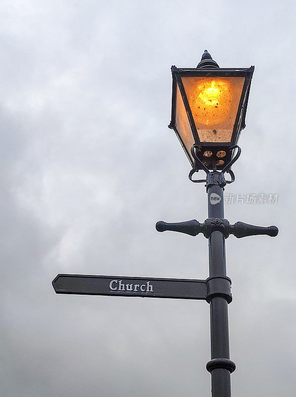 英国苏格兰格拉斯哥洛蒙德湖海岸的灯杆和教堂标志
