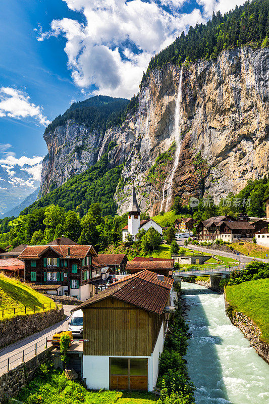Lauterbrunnen山谷有著名的教堂和Staubbach瀑布。Lauterbrunnen村，伯尔纳高地，瑞士，欧洲。在一个阳光明媚的日子里，瑞士劳特布龙嫩山谷的壮观景色。