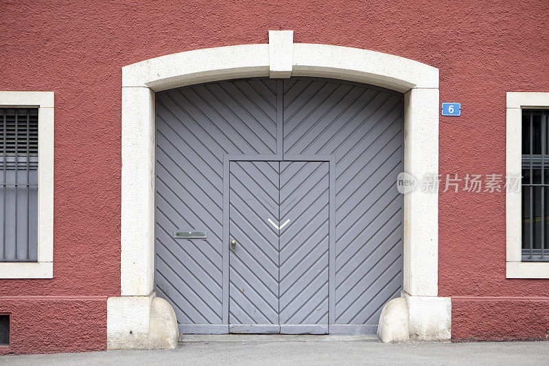 一座传统瑞士城市建筑的门口