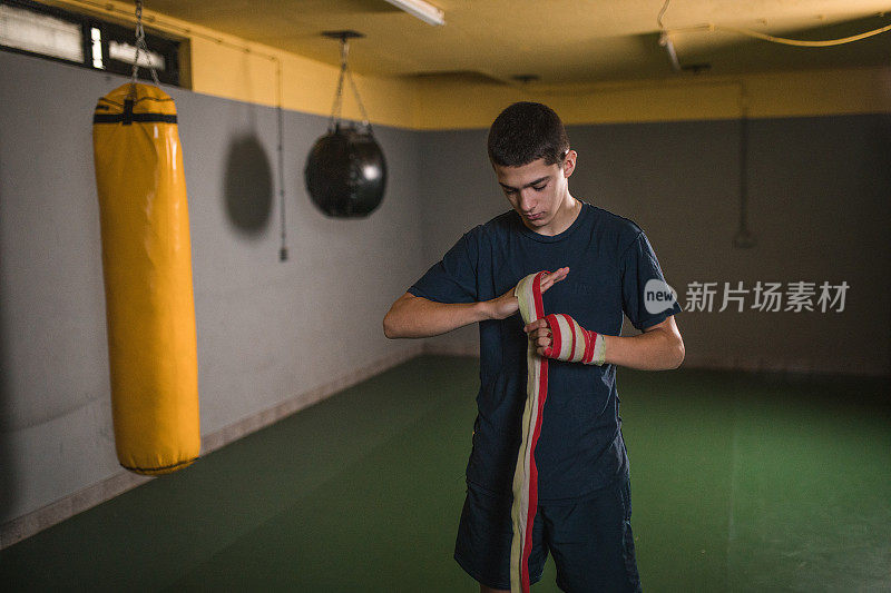 年轻的拳手在戴上拳击手套之前要用一块布包裹双手，这样可以减少拳手在击打对手时的冲击力，防止拳手受伤