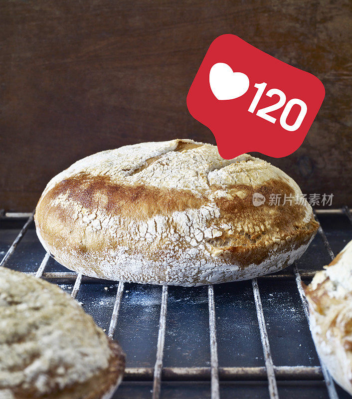 在社交媒体上点赞自制面包