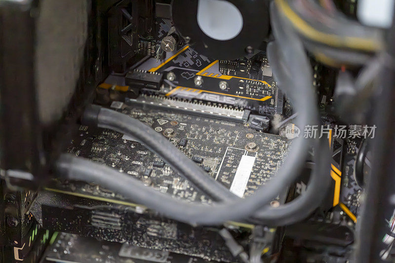 研究中，塔式工作站PC上布满灰尘的主板和GPU