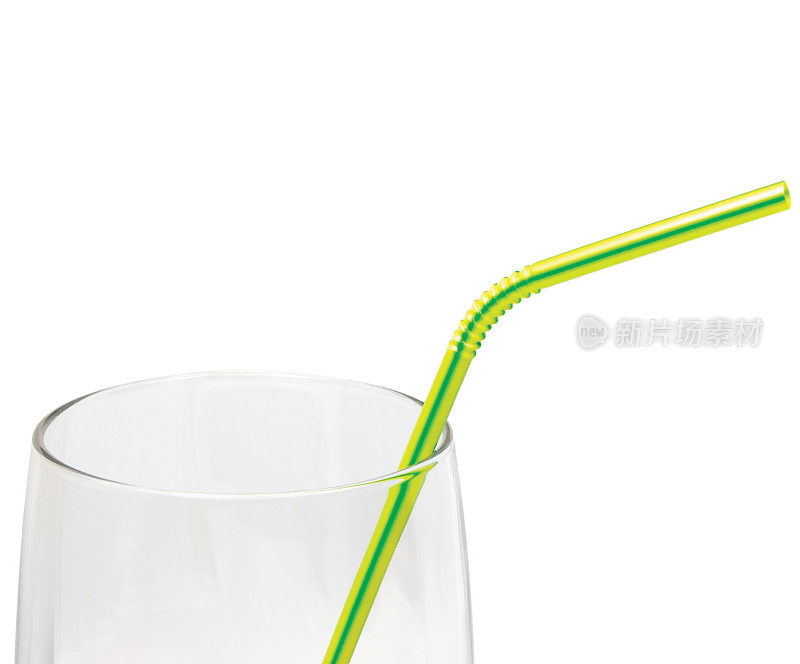 空酒杯和五颜六色的鸡尾酒吸管，大细节隔离的垂直微距特写，明黄色、绿色条纹。空白复制空间