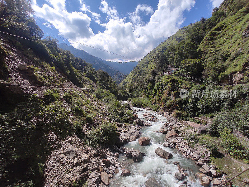 季风期间，喜马拉雅冰川河谷的美丽自然风光穿过喜马拉雅山脉郁郁葱葱的绿色森林