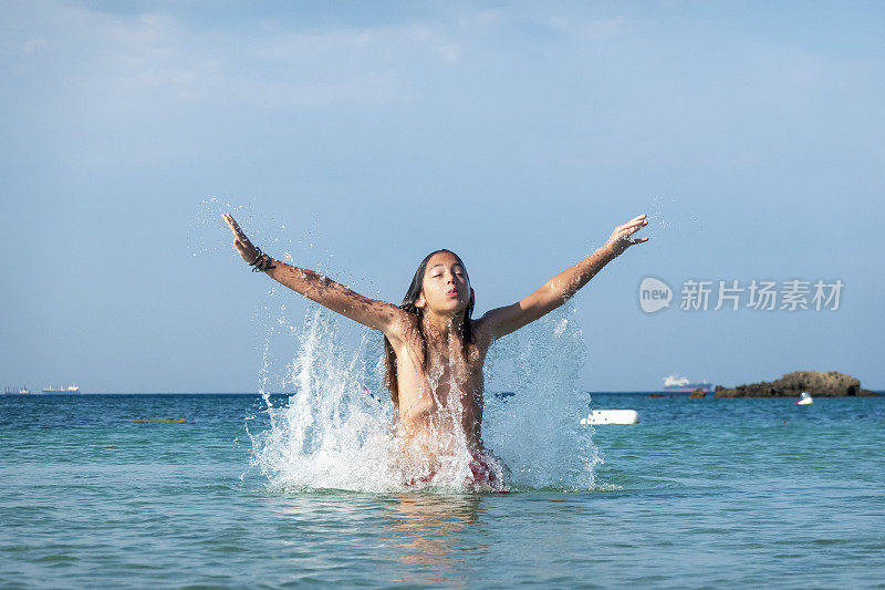 他用手在海里泼水。一个夏天的早晨。忒涅多斯岛。爱琴海北部，12岁的帅哥。长头发的