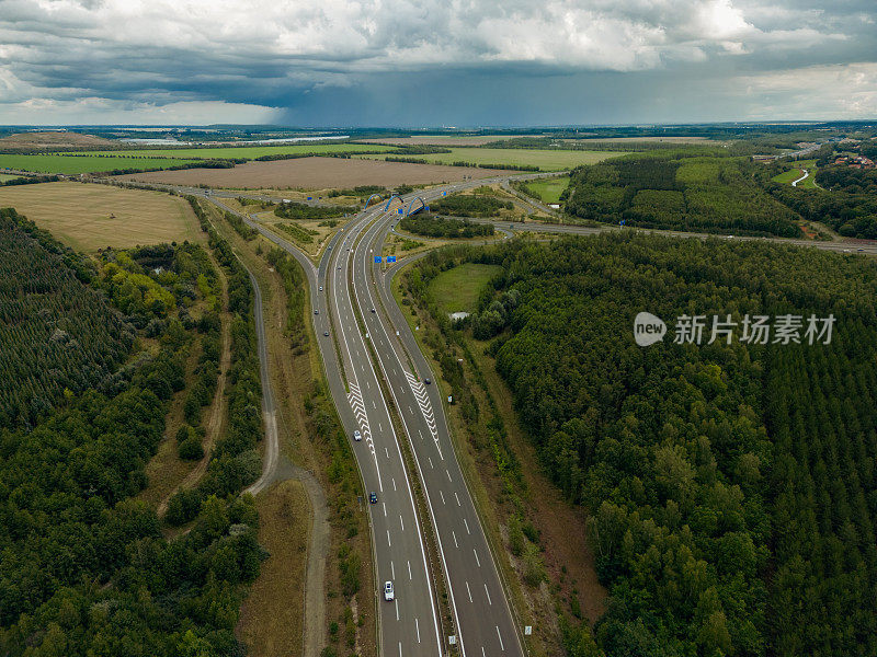 高峰时刻，交通车辆摄影。从空中俯瞰道路。