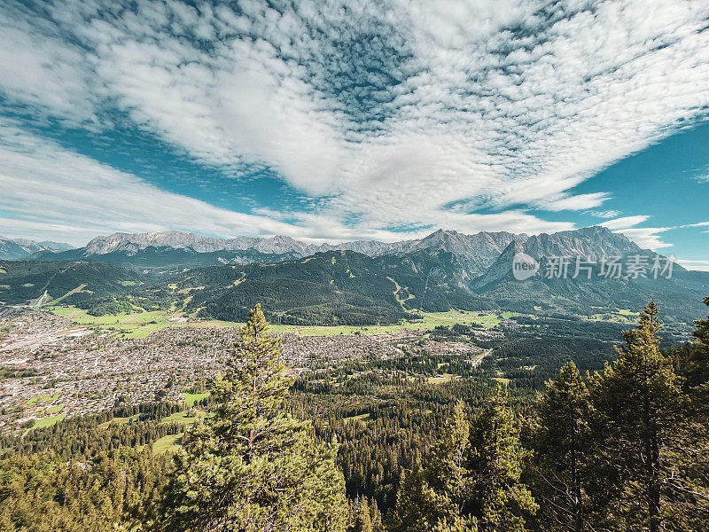 德国Garmisch-Partenkirchen周围美丽的高山景观