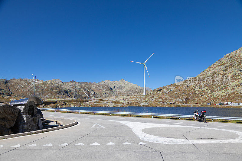 瑞士广场湖上的风力涡轮机