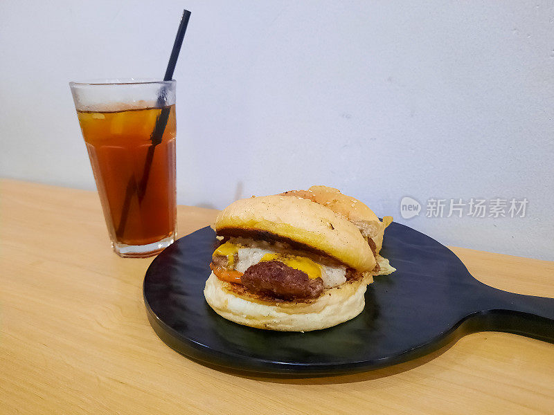 安可汉堡配薯片和凉茶。食物和饮料菜单。