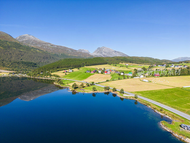 挪威令人惊叹的湖泊的无人机视图