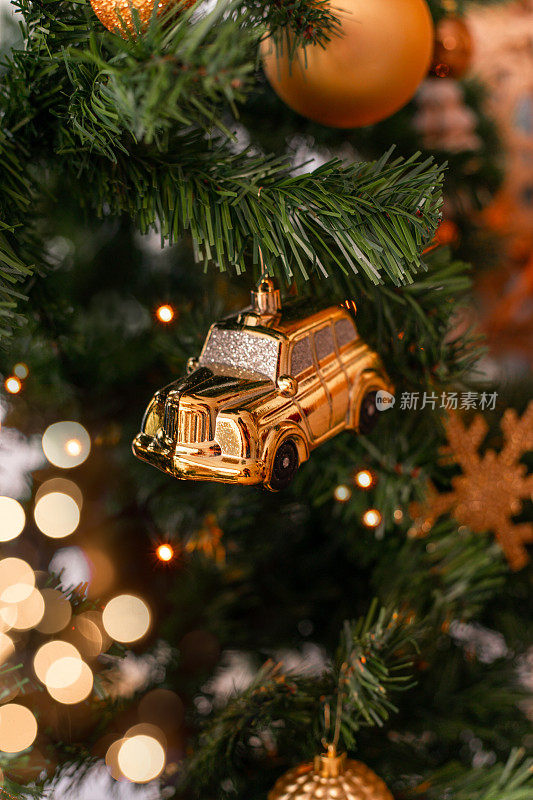 用金色玩具车装饰圣诞树的节日树枝