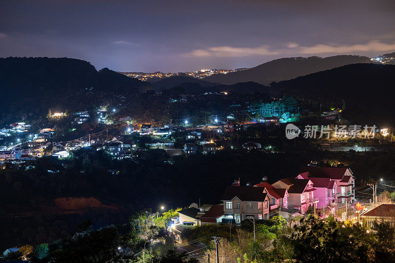 林东省大叻市曹达镇美丽的夜景。风吹茶山上，晨景山坡上茶树下