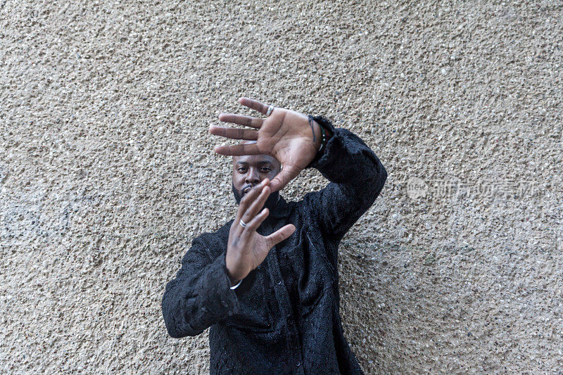 非洲裔男子做手势的肖像