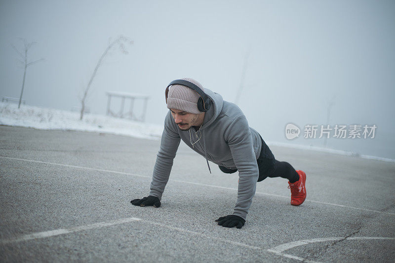 在雾天运动的人