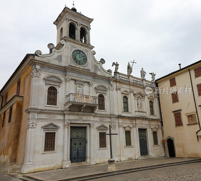 意大利乌迪内的圣贾科莫教堂是献给詹姆斯大帝的，教堂里没有人的耶稣诞生场景