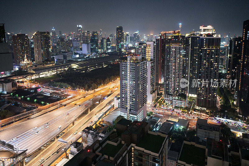 广角住宅区和现代办公室，许多住房服务公寓或公寓在泰国曼谷阿索克